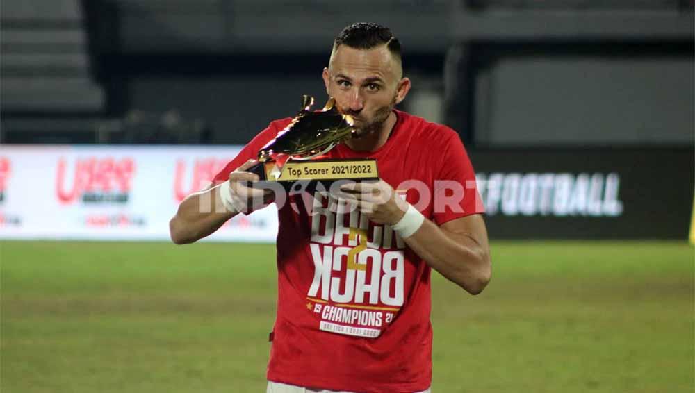 Indosport - Pemain Bali United, Ilija Spasojevic dapat gelar top skor di kompetisi Liga 1 2021-2022 lalu. Foto: Nofik Lukman Hakim/Indosport.com