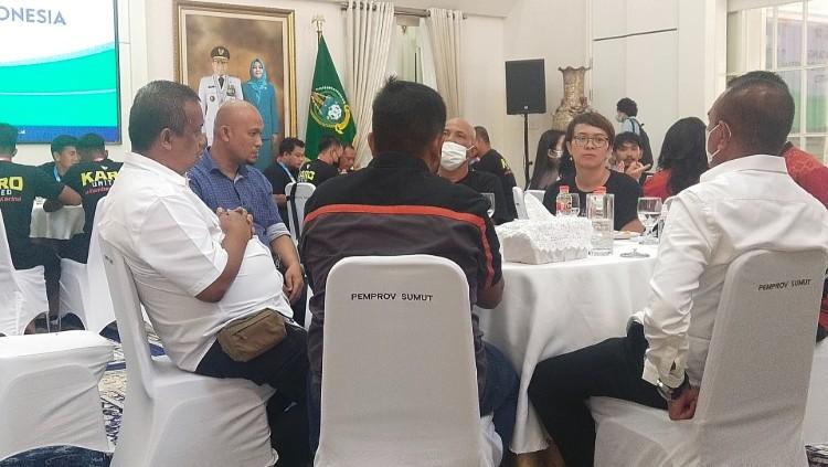Sosok Mulyadi Simatupang (kiri baju putih) dan Andry Mahyar (dua kiri baju biru) terlihat satu meja dengan Gubernur Sumut, Edy Rahmayadi (kanan baju putih), di acara penyambutan Karo United di rumah dinas Gubernur Sumut. - INDOSPORT
