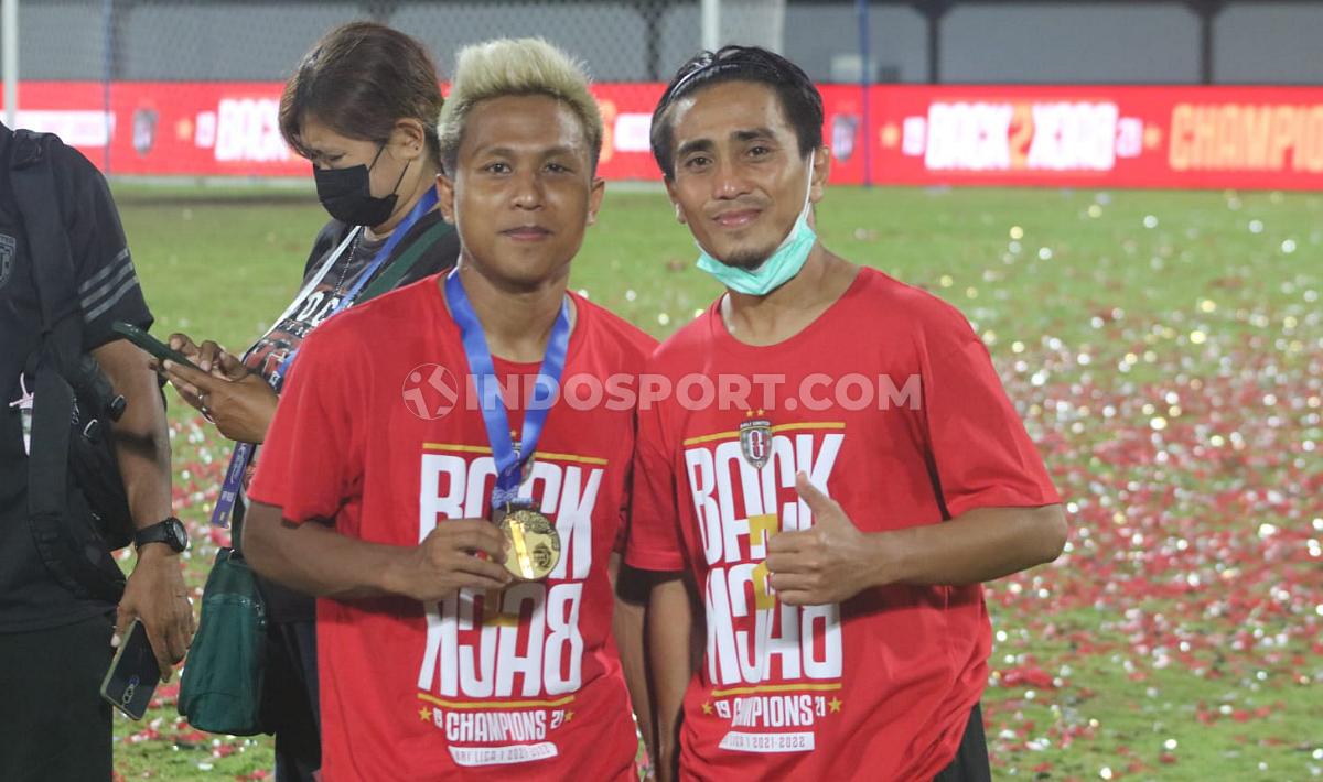 Fahmi Al Ayyubi dan M Taufiq saat menunjukkan medali gelar Liga 1 2021/2022. Keduanya tetap mendapat medali meski pada putaran kedua dipinjamkan Persik Kediri.