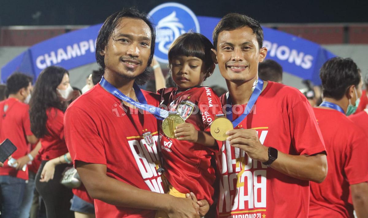 Hariono dan anak, serta Dias Angga Putra saat berpose dengan medali gelar Liga 1 2021/2022.