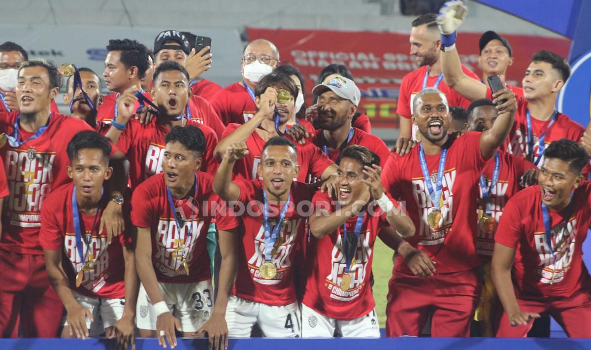 Para pemain Bali United menunjukkan medali gelar Liga 1 2021/2022.