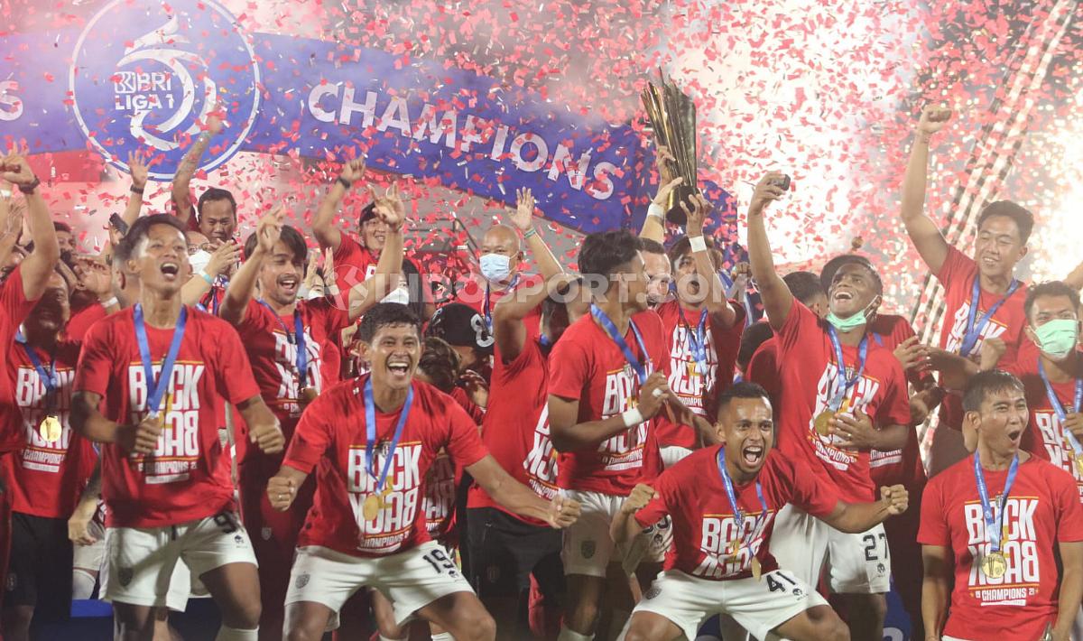 Bali United saat merayakan gelar juara Liga 1 musim 2021/2022 lalu. - INDOSPORT