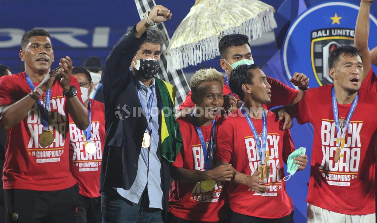 Perayaan Gelar Juara Liga 1 2021/2022 para pemain Bali United bersama pelatih Stefano Cugurra Teco.