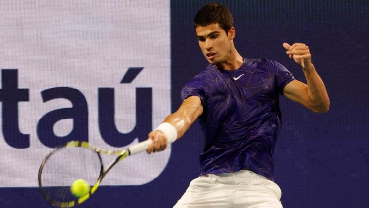 Ikut jejak Rafael Nadal sebagai seniornya, petenis muda Spanyol yang sedang naik daun, Carlos Alacaraz, sukses tapaki babak 16 besar French Open 2022. - INDOSPORT