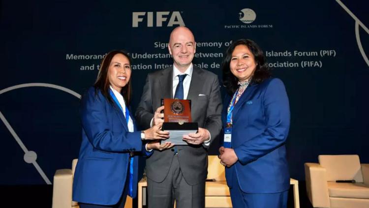 Exco PSSI Vivin Sungkono dan Wasekjen Maaike Ira Puspita bersama Presiden FIFA. - INDOSPORT