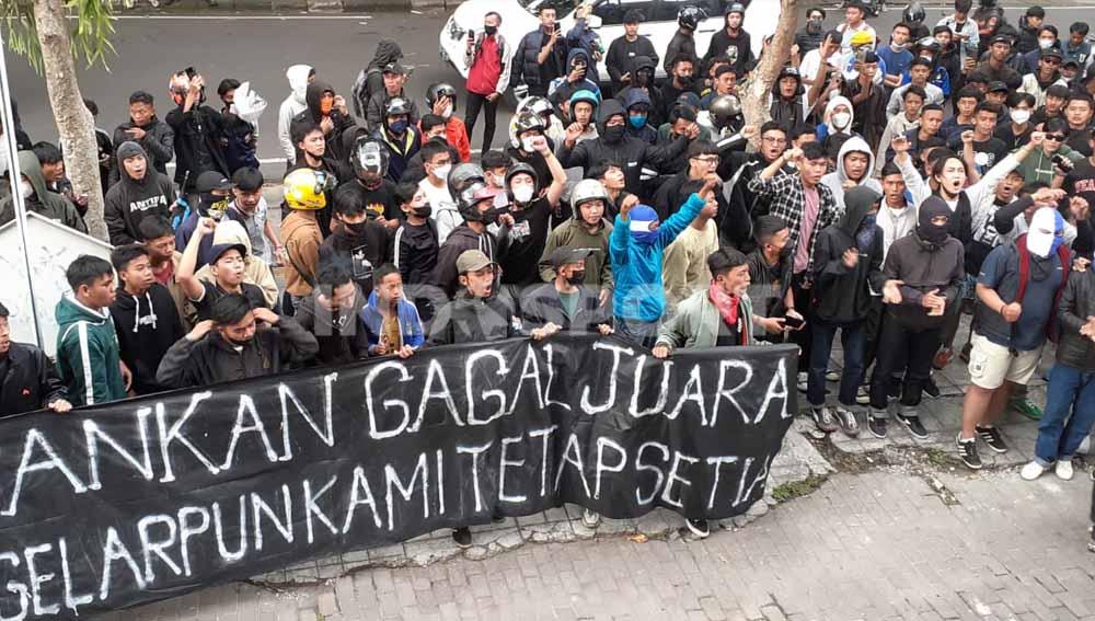 Ratusan Bobotoh datangi Graha Persib, Jalan Sulanjana, Kota Bandung, Jumat (01/04/22). Foto: Arif Rahman/INDOSPORT.COM