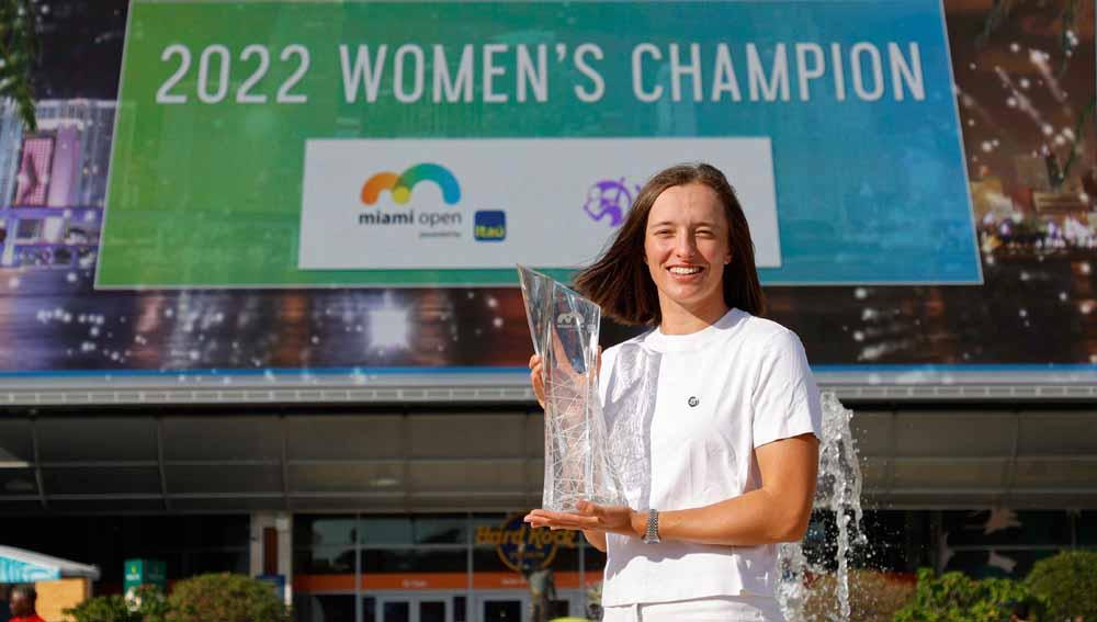Petenis Iga Swiatek asal Polandia Juara Miami Open di Hard Rock Stadium, Minggu (03/04/22). Foto: Reuters/Geoff Burke