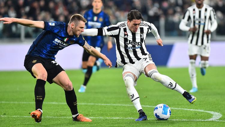 Bek Inter Milan, Milan Skriniar Berduel dengan Dusan Vlahovic dari Juventus. Foto: REUTERS/Massimo Pinca - INDOSPORT
