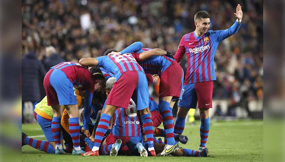 Selebrasi para pemain Barcelona usai Pedri mencetak gol pertama ke gawang Sevilla di Liga Spanyol. Foto: REUTERS/Albert Gea - INDOSPORT