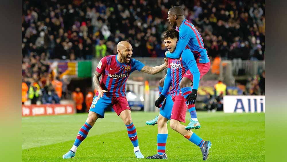Selebrasi pemain Barcelona Pedri usai merayakan gol pertama bersama Ousmane Dembele dan Dani Alves di Liga Spanyol. Foto: REUTERS/Albert Gea