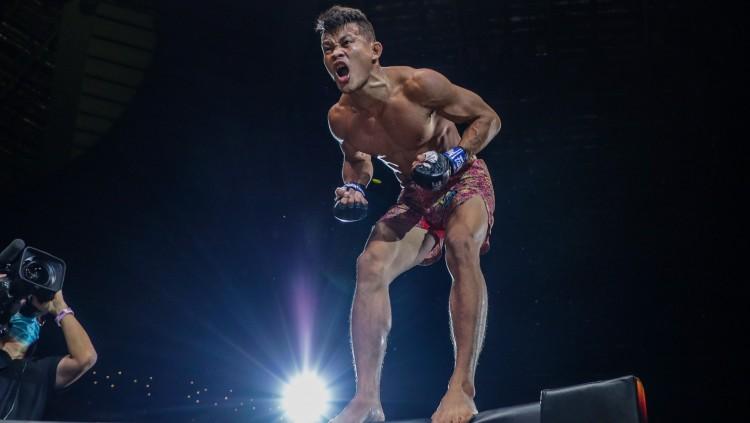 Petarung MMA Indonesia, Adrian Mattheis, melakukan aksi berkelas meski sempat diremehkan oleh eks juara dunia, Alex Silva, jelang duel rematch di ONE 158. - INDOSPORT