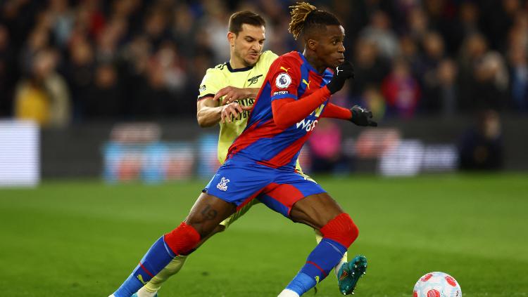 Pemain Crystal Palace, Wilfried Zaha beraksi dengan Cedric Soares dari Arsenal REUTERS-David Klein - INDOSPORT