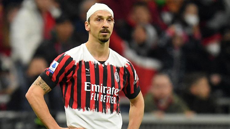 Penyerang gaek AC Milan, Zlatan Ibrahimovic, berdarah-darah saat berlaga menghadapi Bologna dalam lanjutan pekan ke-31 Liga Italia, Selasa (05/04/22) dini hari - INDOSPORT