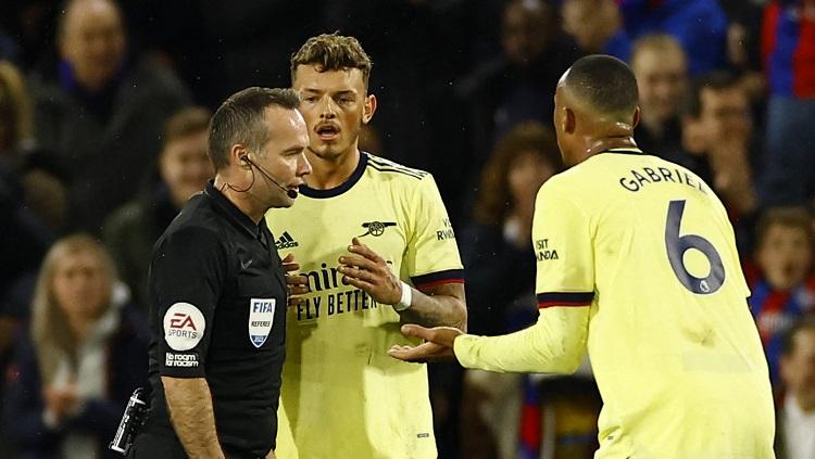 Dua bek tengah Arsenal, Gabriel Magalhaes dan Ben White, di laga melawan Cristal Palace (Reuters/Andrew Boyers)