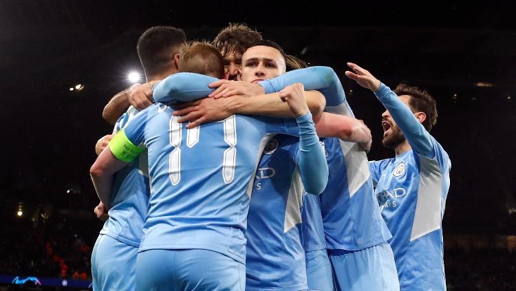 Pemain Manchester City menjajal takjil khas Indonesia. Foto: Reuters/Lee Smith.