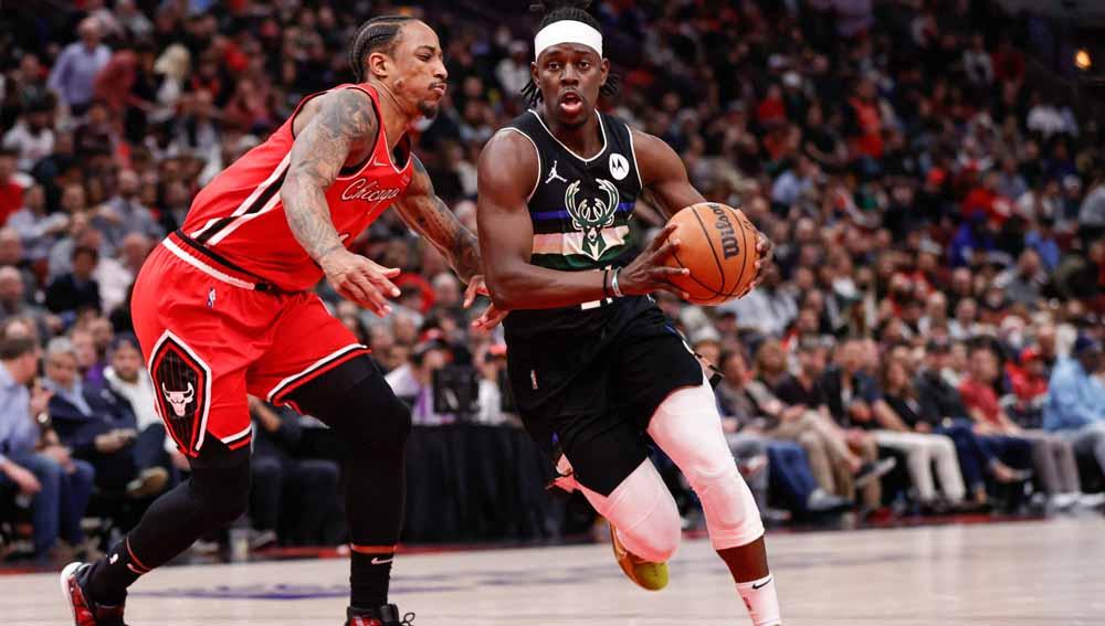 Magic Johnson masih belum melupakan bagaimana Los Angeles Lakers menolak untuk menggaet DeMar DeRozan (kiri) yang bersinar di NBA musim ini. Foto: Reuters/Kamil Krzaczynski