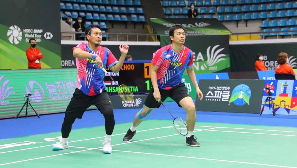 Selain panen pujian dari netizen, ganda putra Indonesia Mohammad Ahsan/Hendra Setiawan juga mendapatkan meme kocak usai kalah di semifinal Korea Open 2022 - INDOSPORT