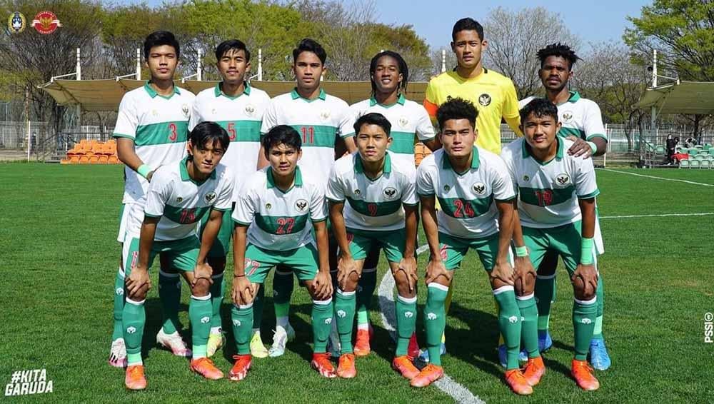 Timnas Indonesia U-19 nampak main lebih keras menjurus ke kasar, saat menghadapi Meksiko U-19 pada Toulon Tournament 2022, Minggu (05/06/22). Foto: Instagram@PSSI - INDOSPORT
