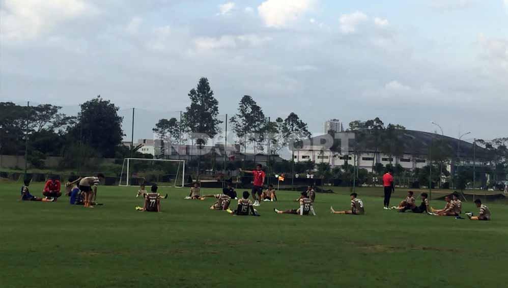 Latihan perdana Dewa United jelang Liga 1 2022. Foto: Da'Yerimon/Indosport.com