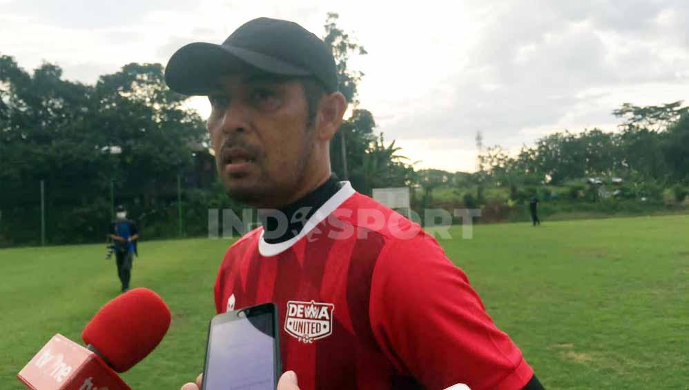 Nilmaizar, pelatih Dewa United FC. Foto: Da'Yerimon/Indosport.com