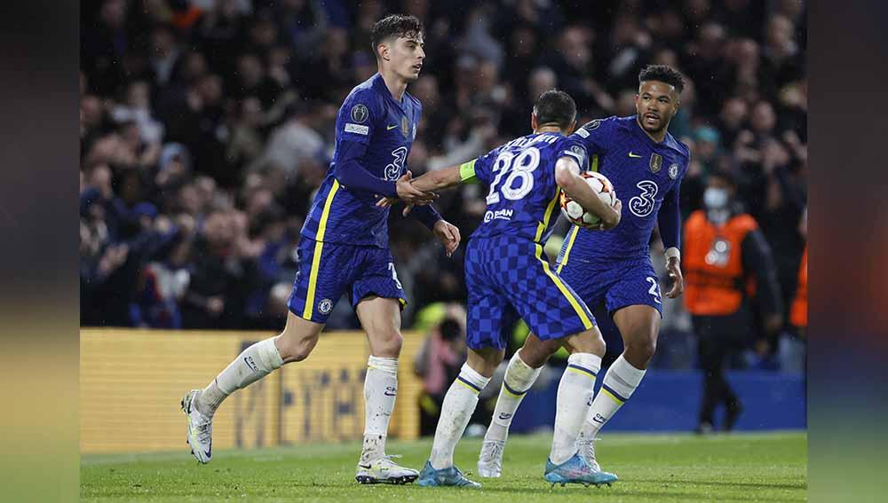 Petinggi Barcelona, Mateu Alemany dan Jordi Cruyff, mengantongi 3 nama usai menyaksikan pertandingan Liga Champions antara Chelsea vs Madrid. Foto: Reuters/Peter Cziborra