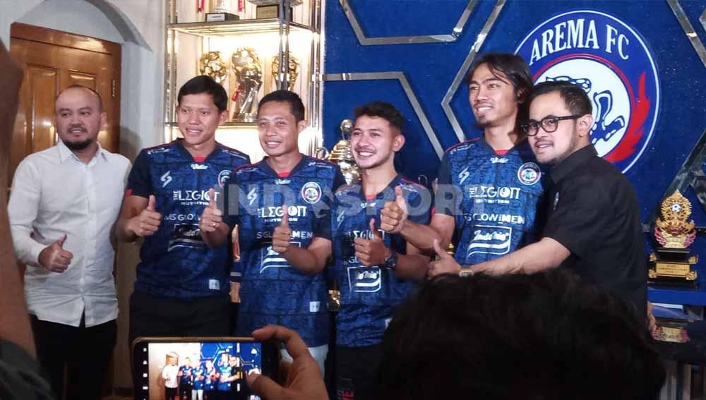 Arema fc perkenalkan kloter pertama dari empat pemain baru musim ini. Foto: Ian Setiawan/Indosport.com