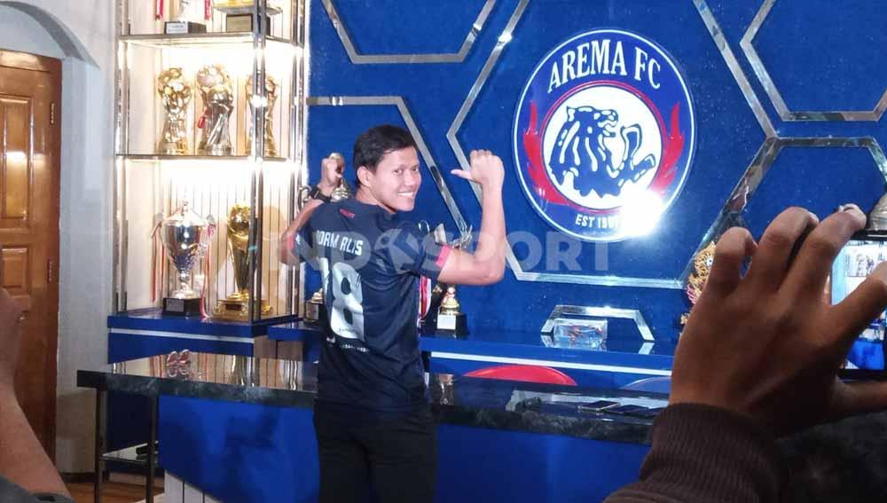Pemain baru Arema FC, Adam Alis. Foto: Ian Setiawan/Indosport.com