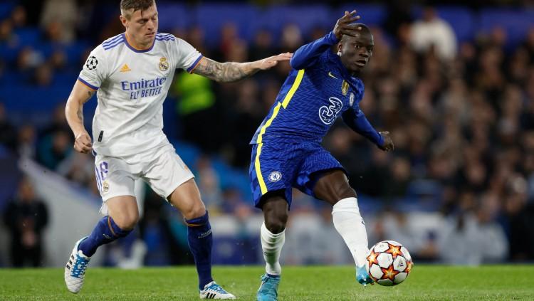 N'Golo Kante berduel dengan Toni Kroos di laga Chelsea vs Real Madrid (07/04/22). (Foto: Reuters/Peter Cziborra)