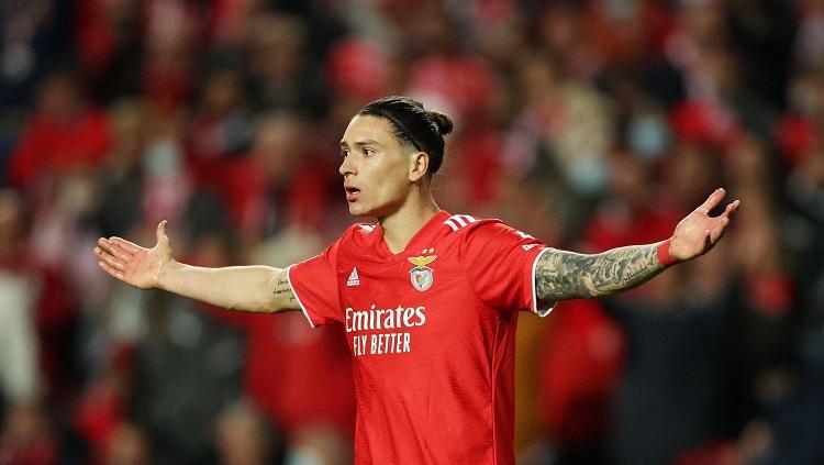 Darwin Nunez, penyerang Benfica yang dikaitkan dengan Manchester United namun dibajak Liverpool. Foto: Reuters/Matthew Childs. - INDOSPORT