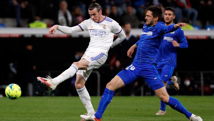 Bintang Real Madrid, Gareth Bale menembak bola ke gawang REUTERS-Javier Barbancho - INDOSPORT