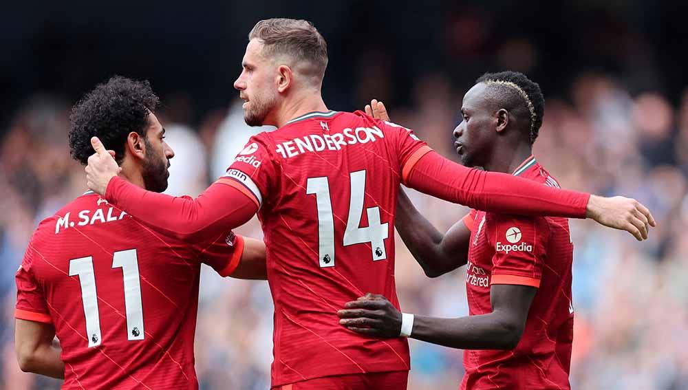 Pemain Liverpool, Sadio Mane merayakan gol kedua dengan Mohamed Salah dan Jordan Henderson di Liga Inggris, Minggu (10/04/22). Foto: Reuters/Carl Recine