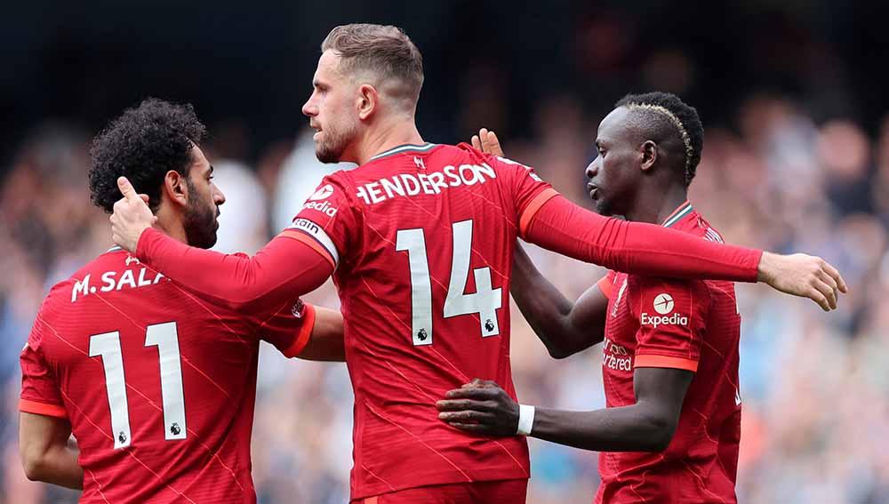 Pemain Liverpool, Sadio Mane merayakan gol kedua dengan Mohamed Salah dan Jordan Henderson di Liga Inggris, Minggu (10/04/22). Foto: Reuters/Carl Recine - INDOSPORT