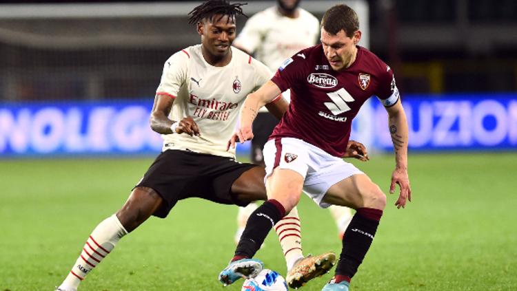 Andrea Belotti dari Torino beraksi dengan Rafael Leao dari AC Milan REUTERS-Massimo Pinca