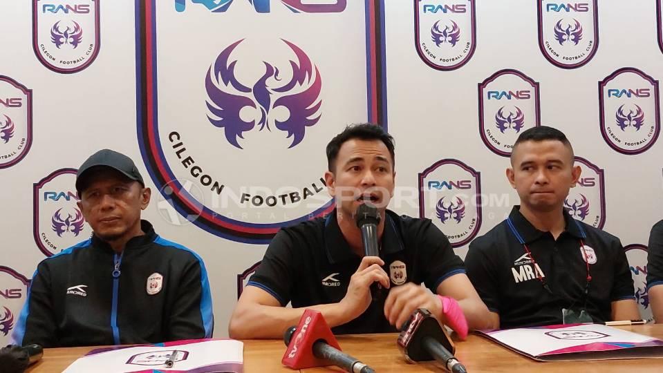 Raffi Ahmad (tengah) meresmikan Rahmad Darmawan sebagai pelatih Rans Cilegon FC untuk musim depan. Foto: Zainal Hasan/INDOSPORT - INDOSPORT