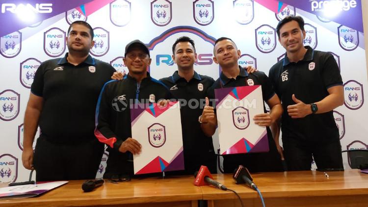 Raffi Ahmad (tengah) meresmikan Rahmad Darmawan sebagai pelatih RANS Cilegon FC untuk Liga 1 musim 2022/2023.