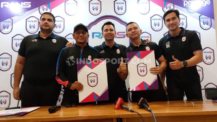 Indosport - Raffi Ahmad (tengah) meresmikan Rahmad Darmawan sebagai pelatih Rans Cilegon FC untuk Liga 1 musim 2022/2023.