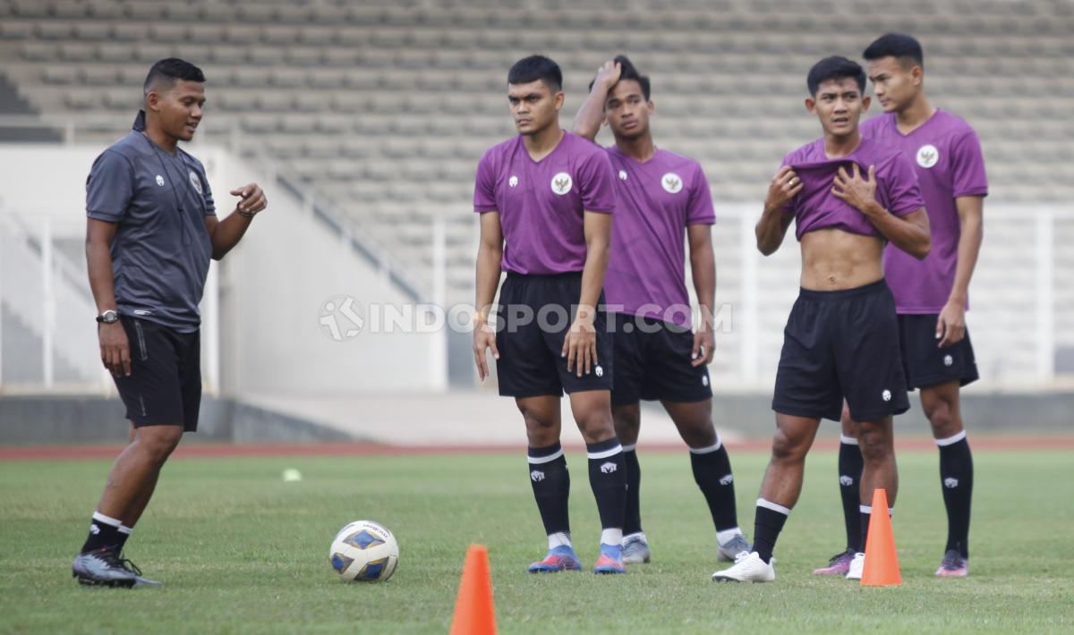 Latihan Timnas Indonesia U-23 di Stadion Madya, Senayan, Selasa (12/04/22). Latihan ini sebagai persiapan skuat Garuda sebelum terbang ke Korea Selatan untuk melakukan TC jelang SEA Games 2021 Vietnam. Foto: Herry Ibrahim/INDOSPORT