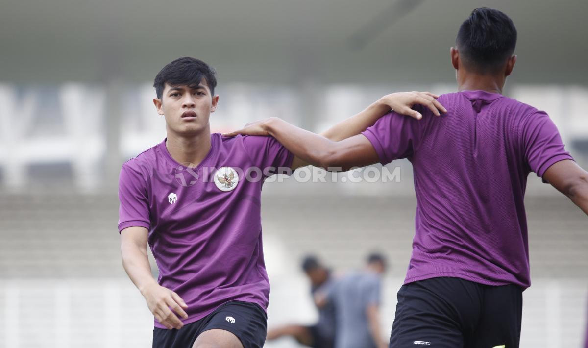 Latihan Timnas Indonesia U-23 di Stadion Madya, Senayan, Selasa (12/04/22). Latihan ini sebagai persiapan skuat Garuda sebelum terbang ke Korea Selatan untuk melakukan TC jelang SEA Games 2021 Vietnam. Foto: Herry Ibrahim/INDOSPORT