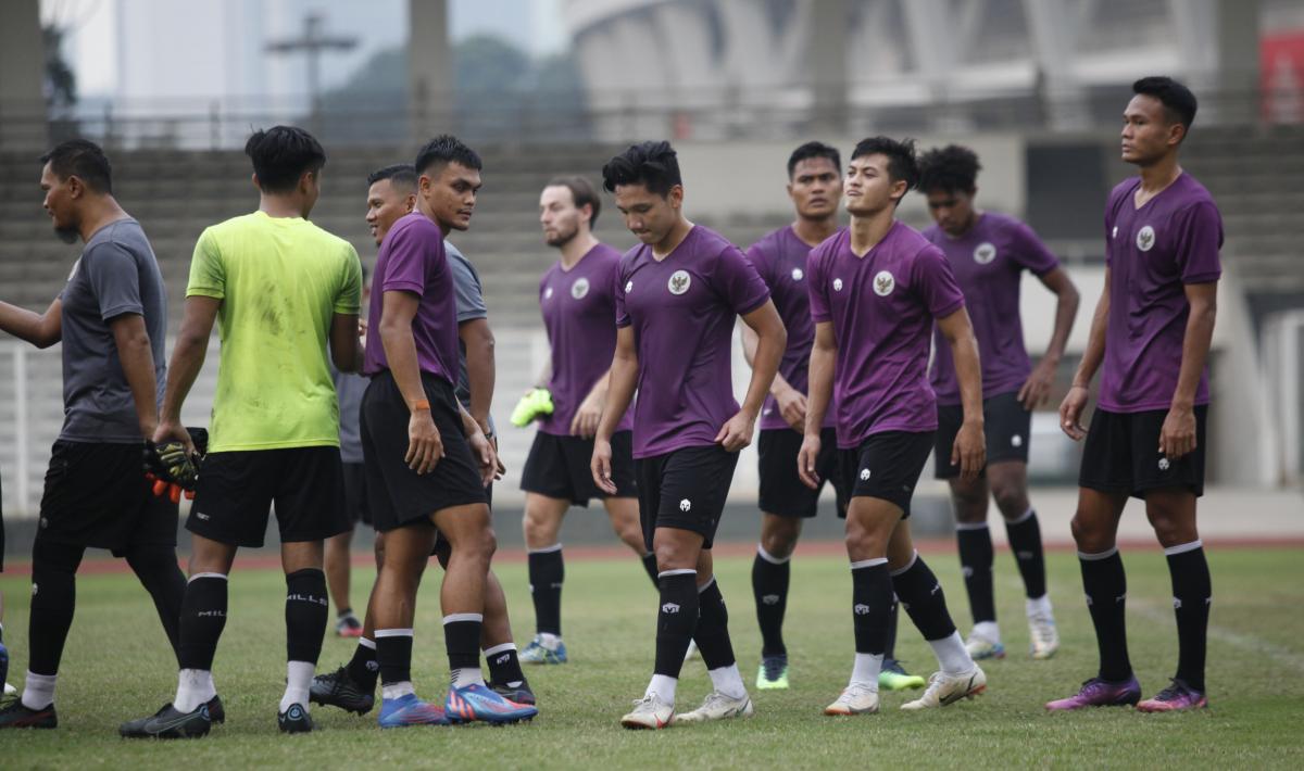 Latihan Timnas Indonesia U-23 di Stadion Madya, Senayan, Selasa (12/04/22). Latihan ini sebagai persiapan skuat Garuda sebelum terbang ke Korea Selatan untuk melakukan TC jelang SEA Games 2021 Vietnam. Foto: Herry Ibrahim/INDOSPORT