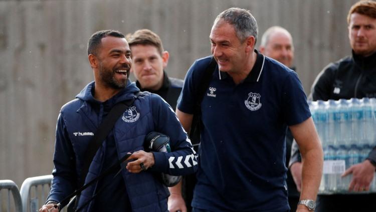 Ashley Cole (kiri), legenda Chelsea yang kini turut menangani Everton. Foto: REUTERS/Craig Brough. - INDOSPORT