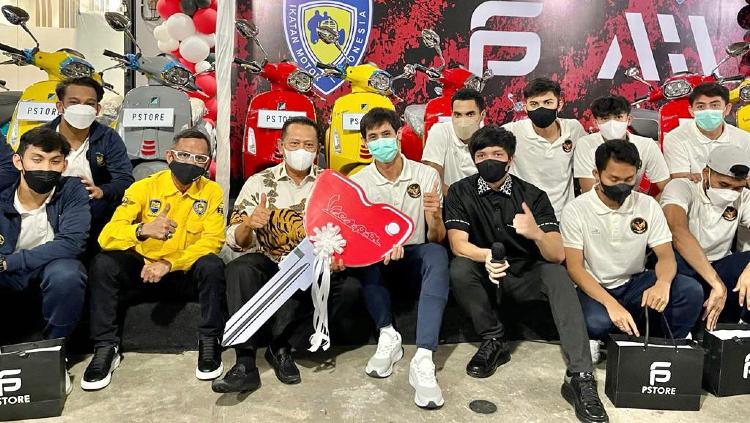 Raihan Prestasi Timnas Indonesia sebagai runner up Piala AFF 2022 mendapat apresiasi penuh. Kini mereka pun mendapat bonus masing-masing satu unit motor Vespa. - INDOSPORT