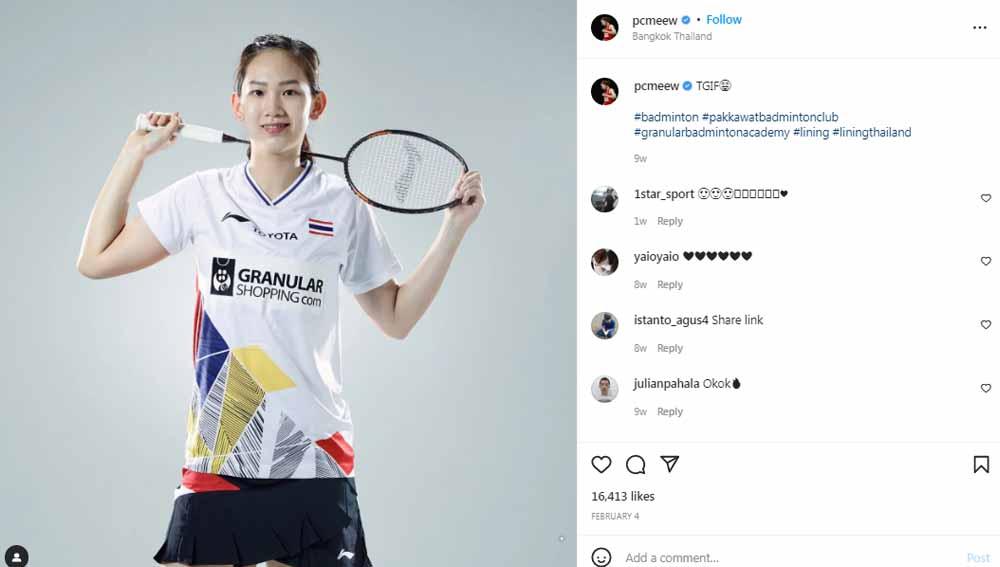 Jelang turnamen bulutangkis All England 2023, empat tunggal putri Thailand berpose ala grup Idol, dipimpin Ratchanok Intanon dan Pornpawee Chochuwong.