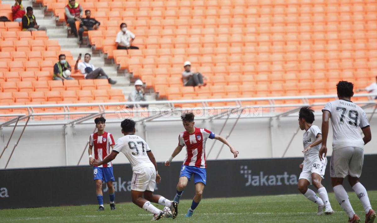 Atletico Madrid U-18 berhasil mengalahkan Bali United U-18 dengan skor 5-0 pada International Youth Championship (IYC) 2022 di Stadion JIS, Rabu (13/04/22). Foto: Herry Ibrahim/INDOSPORT