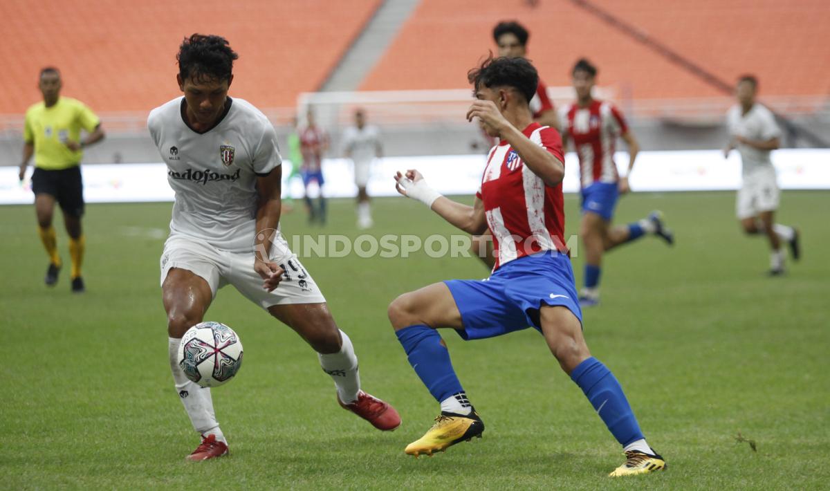 Atletico Madrid U-18 berhasil mengalahkan Bali United U-18 dengan skor 5-0 pada International Youth Championship (IYC) 2022 di Stadion JIS, Rabu (13/04/22). Foto: Herry Ibrahim/INDOSPORT