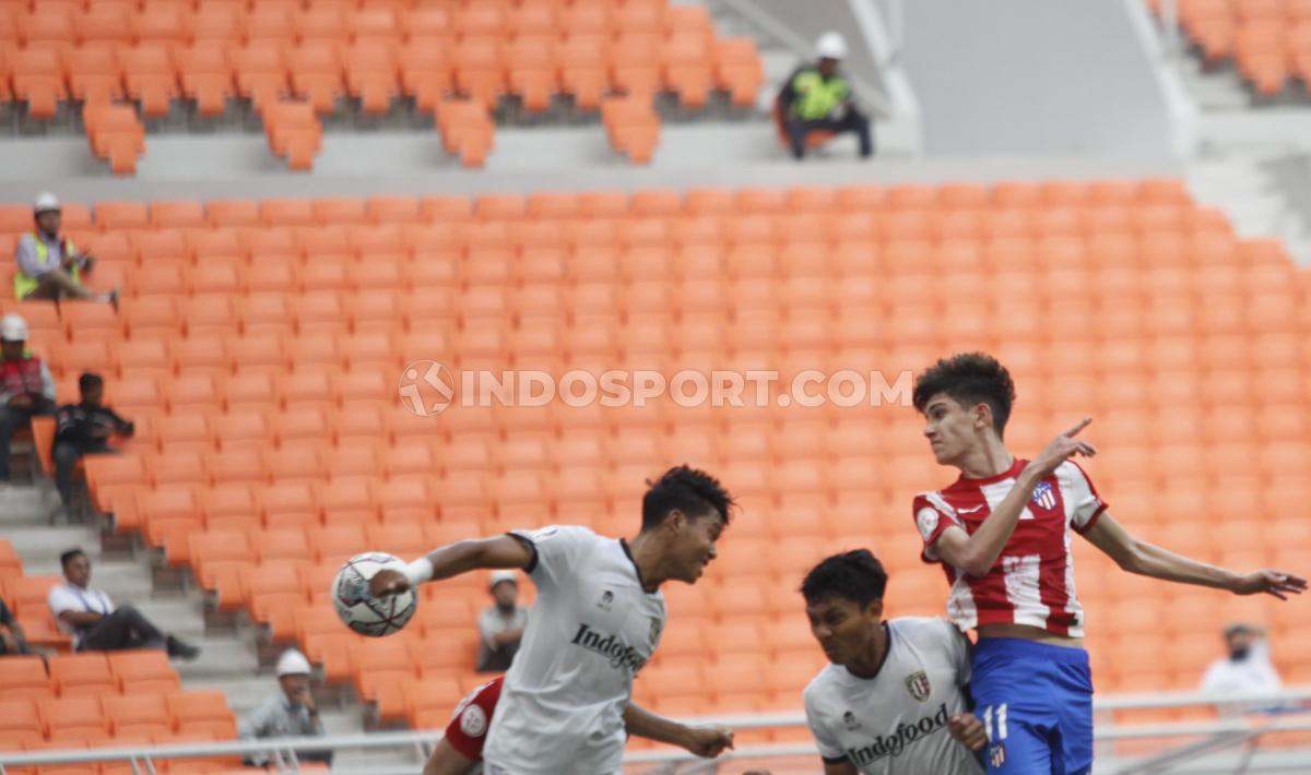 Atletico Madrid U-18 berhasil mengalahkan Bali United U-18 den padagan skor 5-0 International Youth Championship (IYC) 2022 di Stadion JIS, Rabu (13/04/22). Foto: Herry Ibrahim/INDOSPORT