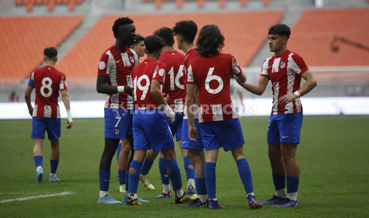 Atletico Madrid U-18 berhasil mengalahkan Bali United U-18 dengan skor 5-0 pada International Youth Championship (IYC) 2022 di Stadion JIS, Rabu (13/04/22). Foto: Herry Ibrahim/INDOSPORT