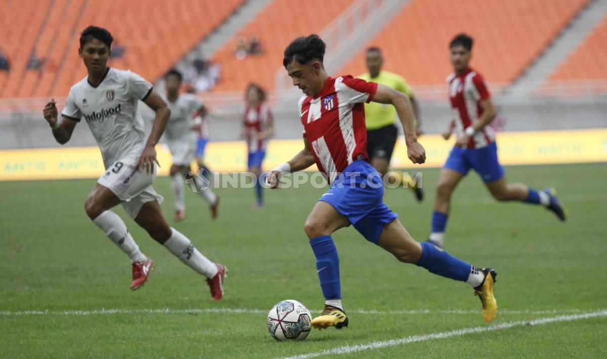 Atletico Madrid U-18 berhasil mengalahkan Bali United U-18 dengan skor 5-0 pada International Youth Championship (IYC) 2022 di Stadion JIS, Rabu (13/04/22). Foto: Herry Ibrahim/INDOSPORT