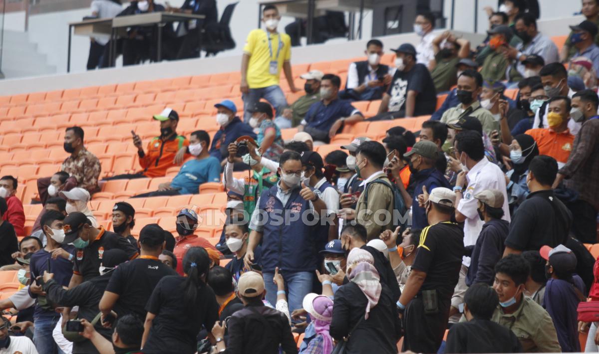 Gubernur DKI Jakarta, Anies Baswedan hadir di tengah-tengah penonton pada laga Atletico Madrid U-18 vs Bali United U-18 pada International Youth Championship (IYC) 2022 di Stadion JIS, Rabu (13/04/22). Foto: Herry Ibrahim/INDOSPORT