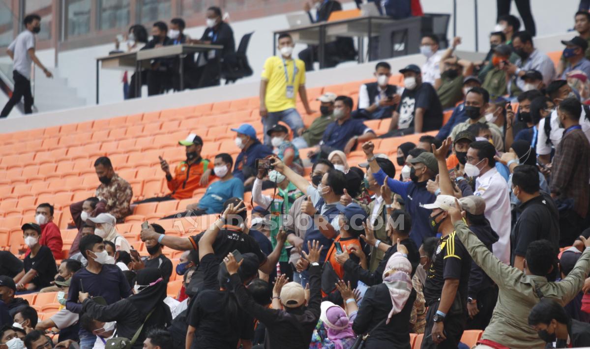 Gubernur DKI Jakarta, Anies Baswedan hadir di tengah-tengah penonton pada laga Atletico Madrid U-18 vs Bali United U-18 pada International Youth Championship (IYC) 2022 di Stadion JIS, Rabu (13/04/22). Foto: Herry Ibrahim/INDOSPORT