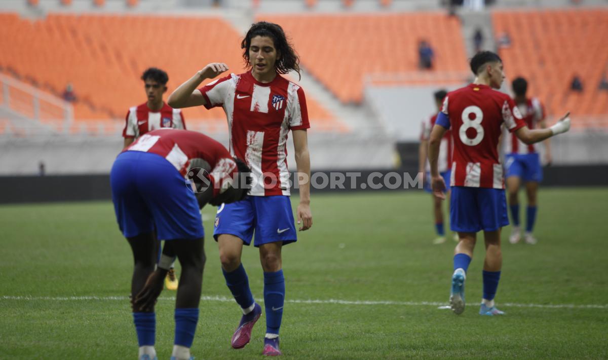 Atletico Madrid U-18 berhasil mengalahkan Bali United U-18 dengan skor 5-0 pada International Youth Championship (IYC) 2022 di Stadion JIS, Rabu (13/04/22). Foto: Herry Ibrahim/INDOSPORT